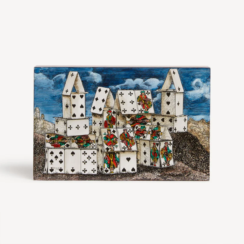 La boîte à cartes Fornasetti dans un salon élégant, contexte de vie